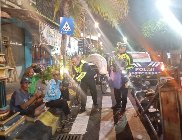 Polres Madiun Kota Patroli Sahur Berbagi Nasi Kotak untuk Warga di Bulan Ramadhan